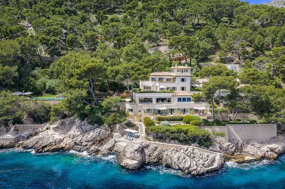 Frontline Property in Formentor - Access to the Sea