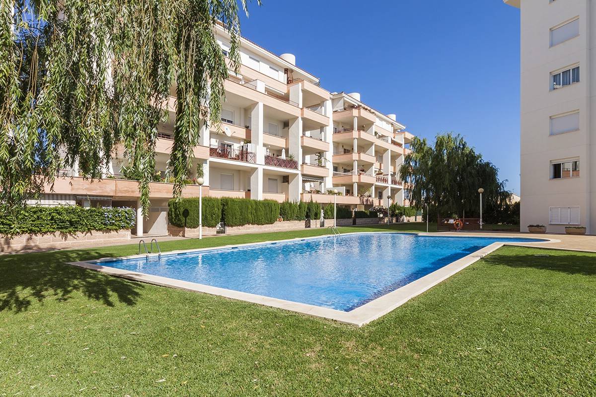 100m² apartment for sale in Puerto de Alcudia with landscaped gardens