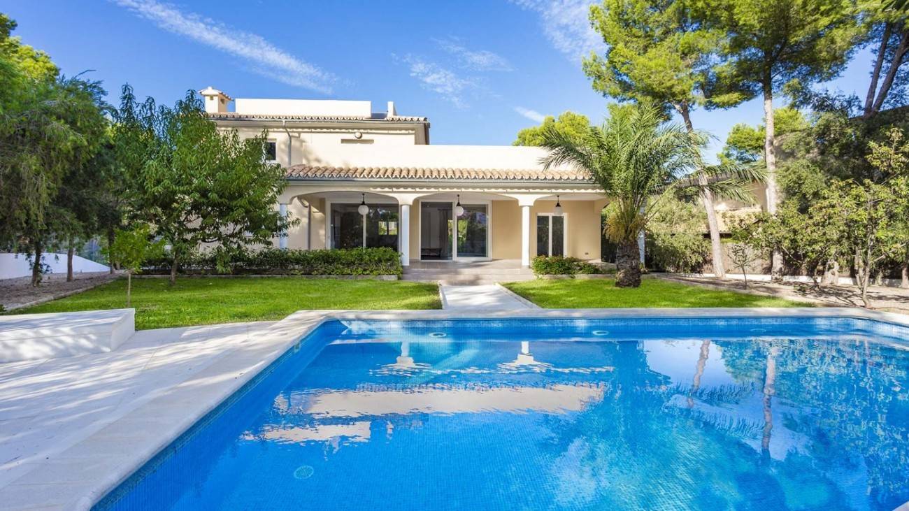 214m² house for sale in Sol de Mallorca with heated outdoor pool